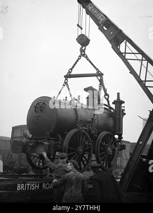 Un modèle vintage pour ravir les amateurs de moteurs ferroviaires est arrivé à Londres pour être exposé au Festival of Britain. Il s'agit de l' ' Agenoria ' , construit en 1829 , et il a été apporté de York à la gare de marchandises de Kings Cross. Il doit être déplacé sur le site du Festival sur la rive sud de la Tamise pour être présenté au public. Photos : le moteur ferroviaire Agenoria de 1829 est déchargé par une grue géante à King's Cross ( Londres ) poste de marchandises 4 janvier 1951 Banque D'Images