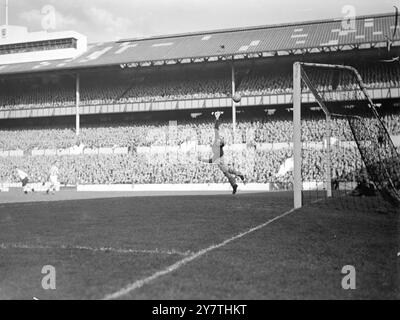 LA DÉFENSE DE COVENTRY A DU «PUNCH». Tottenham Hotspur, leader de la deuxième division, mais Coventry City, maintenant deuxième en partant du bas, aux rondes blanches de Hart Lane, au nord de Londres, aujourd'hui. L'IMAGE MONTRE:- L'acrobatique Alf Wood , le gardien de but de Coventry, Ted Ditchburn saute pour frapper loin d'une attaque de Tottenham. 15 octobre 1949 Banque D'Images