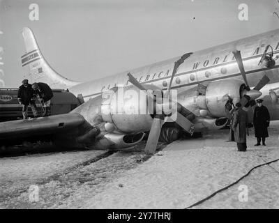 Un avion de ligne géant fait un atterrissage sur le ventre à l'aéroport de Londres le Washington Clipper a fait un atterrissage sur le ventre à l'aéroport de Londres quand il a dérapé sur la piste après s'être posé. Les neuf membres de l'équipage n'ont pas été blessés , bien qu'une hôtesse de l'air ait été secouée. Il n'y avait pas de passagers à bord. Le Stratocruiser quadrimoteur à double pont de 60 tonnes est le plus grand type d'avion de ligne actuellement en service. La photo montre : hélices pneumatiques endommagées du Stratocruiser après son atterrissage sur le ventre à l'aéroport de Londres . 3 janvier 1951 Banque D'Images