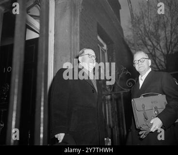 Représentant de l'Afrique du Sud à la Conférence du Commonwealth les premiers ministres de Commonweath ont ouvert leur conférence de dix jours sur les affaires internationales sous la présidence de M. Clement Attlee au 10 Downing Street . Tous les pays du Commonwealth étaient représentés. La guerre de Corée et la situation générale en Asie du Sud-est devraient être examinées photos : Dr T E Donges , Ministre sud-africain de l'intérieur arrivant au 10 Downing Street . Le Dr Donges représente le Dr Malan , premier ministre sud-africain , qui est malade . 4 janvier 1951 Banque D'Images