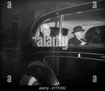 Pandit Nehru , premier ministre de l'Inde , s'éloigne du 10 Downing Street , Londres après avoir assisté à la séance d'ouverture de la Conférence des premiers ministres du Commonwealth le 4 janvier 1951 Banque D'Images