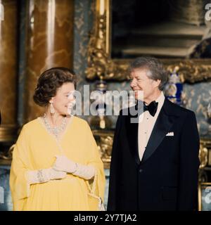 Photo du dossier datée du 07/05/77 de la reine Elizabeth II avec (alors) le président américain Jimmy carter lors d'un dîner d'État au palais de Buckingham. Le roi a envoyé un chaleureux message de félicitations privé pour son 100e anniversaire à l'ancien président américain Jimmy carter, exprimant son admiration pour sa vie de service public. Date d'émission : mardi 1er octobre 2024. Banque D'Images