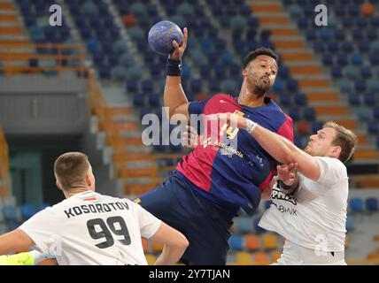 Neu Kairo, Egypte. 1er octobre 2024. Handball, Super Globe IHF, finale, demi-finale, FC Barcelona - Telekom Veszprem. Timothey N'Guessan (M) de Barcelone en action. Crédit : Khaled Elfiqi/dpa/Alamy Live News Banque D'Images