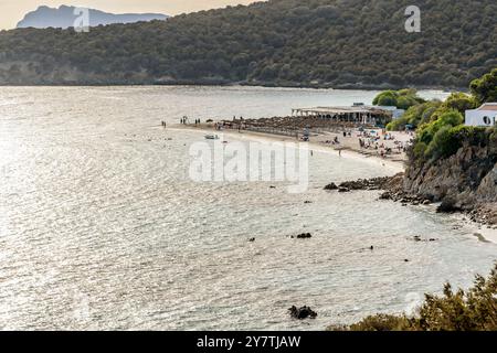 Vue aérienne de la plage de sable Tuerredda, Teulada, Italie, dans la lumière du coucher du soleil Banque D'Images