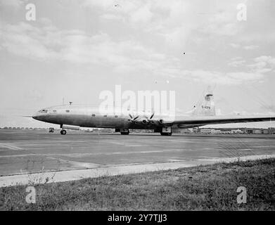 Brabazon subit les premiers essais Bristol, Angleterre : le ' Brabazon I ', le plus grand avion terrestre de Grande-Bretagne et un défi de 130 tonnes pour la suprématie des voies aériennes , a des essais de taxi le long de sa piste spéciale de 3 000 yards à Filton , Bristol . Le ' Barb ' , à huit moteurs, qui a coûté jusqu'à présent 12 000 000 livres sterling, fera l'objet d'essais au sol exhaustifs, en particulier sur son train d'atterrissage, et si ces essais réussissent, il est possible que le géant décolle sur le premier vol ce week-end. Le fuselage de l'avion est rempli de centaines d'instruments pour informer les observateurs de la réaction de l'avion aux commandes. Banque D'Images