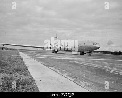 Brabazon subit les premiers testsBristol, Angleterre : le ' Brabazon I ', le plus grand avion terrestre de Grande-Bretagne et un défi de 130 tonnes pour la suprématie des voies aériennes , a des essais de taxi le long de sa piste spéciale de 3 000 yards à Filton , Bristol . Le ' Barb ' , à huit moteurs, qui a coûté jusqu'à présent 12 000 000 livres sterling, fera l'objet d'essais au sol exhaustifs, en particulier sur son train d'atterrissage, et si ces essais réussissent, il est possible que le géant décolle sur le premier vol ce week-end. Le fuselage de l'avion est rempli de centaines d'instruments pour informer les observateurs de la réaction de l'avion aux commandes. Banque D'Images