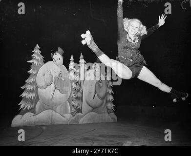 Peggy Wallace de Brooklyn, New York - championne du monde de patinage artistique 1947 - fait les ' splits ' sur fond de bonhommes de neige impassible dans les vanités de patinage à roulettes d'un million de dollars de 1949 ' mis en scène à l'Empire Pool , Wembley11 juin 1949 Banque D'Images