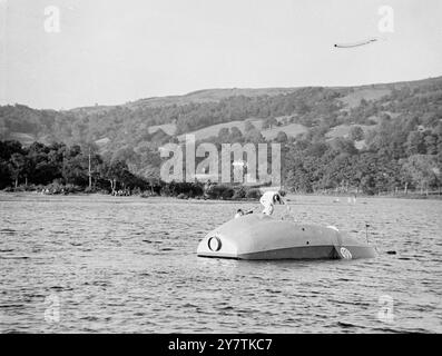 Sir Malcolm Campbell atteint 90 miles à l'heure dans le premier test du jet Bluebird. Une vitesse comprise entre 90 et 100 milles à l'heure a été atteinte par Sir Malcom Campbell dans Bluebird II quand il a donné au hors-bord à réaction son premier essai sur le lac Coniston ( Nord du Lancashire ) en préparation d'une attaque contre son propre record mondial de vitesse eau de 141,7 milles à l'heure , établi en 1939. Bluebird a dévié violemment alors qu'il prenait de la vitesse et des ajustements doivent être faits au gouvernail. Photos : Sir Malcolm Campbell sur Bluebird II 13 juin 1947 Banque D'Images