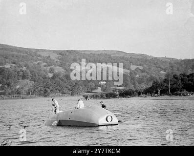 Sir Malcolm Campbell atteint 90 miles à l'heure dans le premier test du jet Bluebird. Une vitesse comprise entre 90 et 100 milles à l'heure a été atteinte par Sir Malcom Campbell dans Bluebird II quand il a donné au hors-bord à réaction son premier essai sur le lac Coniston ( Nord du Lancashire ) en préparation d'une attaque contre son propre record mondial de vitesse eau de 141,7 milles à l'heure , établi en 1939. Bluebird a dévié violemment alors qu'il prenait de la vitesse et des ajustements doivent être faits au gouvernail. Photos : Sir Malcolm Campbell sur Bluebird II 13 juin 1947 Banque D'Images