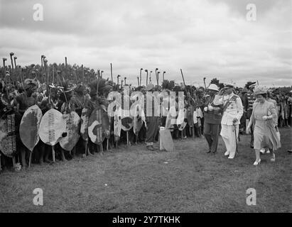 Les guerriers swazis sifflent salutation à la famille Royale une masse de guerriers swazis , 4 000 forts, avec des gaines en peau de léopard, des assegais , des nobkerries et des boucliers en peau de boeuf ont salué le roi George avec l'étrange sifflet entre les dents serrées qui est leur forme du salut royal lorsque la famille royale a visité Goedegun au Swaziland pendant leur tournée sud-africaine. PHOTOS MONTRE : le Roi saluant en réponse à la salutation des guerriers swazis . Sur la droite se trouve la reine Elizabeth et sur la gauche se trouve le chef suprême Sobhuza Dlamini II 31 mars 1947 Banque D'Images