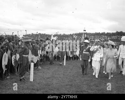 Les guerriers swazis sifflent salutation à la famille Royale une masse de guerriers swazis , 4 000 forts, avec des gaines en peau de léopard, des assegais , des nobkerries et des boucliers en peau de boeuf ont salué le roi George avec l'étrange sifflet entre les dents serrées qui est leur forme du salut royal lorsque la famille royale a visité Goedegun au Swaziland pendant leur tournée sud-africaine. PHOTOS MONTRE : le Roi saluant en réponse à la salutation des guerriers swazis . Sur la droite se trouve la reine Elizabeth et sur la gauche se trouve le chef suprême Sobhuza Dlamini II 31 mars 1947 Banque D'Images