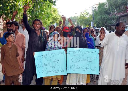 HYDERABAD, PAKISTAN, Quetta, 1er octobre 2024. Les habitants de Ghanghro Mori organisent une manifestation de protestation contre la haute main de la police, au club de presse de Hyderabad le mardi 1er octobre 2024. Banque D'Images