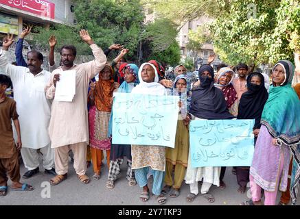 HYDERABAD, PAKISTAN, Quetta, 1er octobre 2024. Les habitants de Ghanghro Mori organisent une manifestation de protestation contre la haute main de la police, au club de presse de Hyderabad le mardi 1er octobre 2024. Banque D'Images