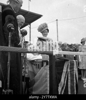 Le roi George VI signe le livret d'or de Port Elizabeth le Port Elizabeth , Province du Cap , a maintenant un souvenir permanent de la visite payée par la famille royale lors de leur tournée en Afrique du Sud. Lorsque le roi et la reine, la princesse Elizabeth et la princesse Margaret ont assisté à une réception sur le terrain de cricket Crusader , St George's Park , chacun a signé le Livre d'or de la ville. Photos : le Roi signant le Livre d'Or , regardé par la reine Elizabeth. A gauche, le maire de Port Elizabeth, M. J Sime Neave, le 4 mars 1947 Banque D'Images