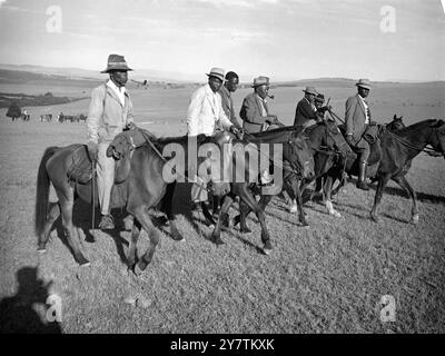 Les indigènes voyagent beaucoup de kilomètres à cheval pour saluer le roi pendant la tournée royale de l'Afrique du Sud un grand nombre d'indigènes, de tous les territoires transkeiens pour rendre hommage à la famille royale, quand ils ont visité la capitale indigène pendant leur tournée de l'Afrique du Sud. Expositions de photos : cavaliers indigènes montant pour saluer la famille royale à Umtata , Transkei , de tous les territoires transkeiens 12 mars 1947 Banque D'Images