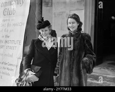Ramsay MacDonald 's Daughters at London WedddingLes filles au mariage de London montrent : Mme Norman Ridgeley ( à gauche) , l'ancien Ishbel MacDonald et Mlle Sheila MacDonald , filles de feu J. Ramsay MacDonald , premier ministre des gouvernements travaillistes britanniques de 1924 et 1929 , alors qu'ils assistaient au mariage à l'église St John's, St John's Wood, Londres de Mlle Jean Margaret MacDonald à M. Edmund Charles Megson de Regent's Park, Londres. La mariée , ancienne membre de la Women's Auxiliary Air Force et - comme le marié - météorologue , est la fille de M. Alisatair G. MacDonald, architecte et petite-fille Banque D'Images
