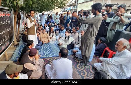 HYDERABAD, PAKISTAN, Quetta, 1er octobre 2024. Khushal Khan Khattak, président du Parti national Awami Pashtunkhwa (PKNAP), s'adresse lors de la manifestation de protestation de l'Association du personnel de l'Université du Baloutchistan pour le paiement de leurs salaires, dans un camp de protestation à Quetta le mardi 1er octobre 2024. Banque D'Images