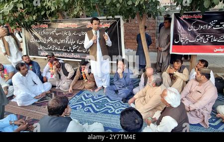 HYDERABAD, PAKISTAN, Quetta, 1er octobre 2024. Khushal Khan Khattak, président du Parti national Awami Pashtunkhwa (PKNAP), s'adresse lors de la manifestation de protestation de l'Association du personnel de l'Université du Baloutchistan pour le paiement de leurs salaires, dans un camp de protestation à Quetta le mardi 1er octobre 2024. Banque D'Images