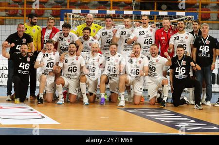 Neu Kairo, Egypte. 1er octobre 2024. Handball, Super Globe IHF, finale, demi-finale, FC Barcelona - Telekom Veszprem. Les joueurs de Veszprem encouragent après la victoire. Crédit : Khaled Elfiqi/dpa/Alamy Live News Banque D'Images