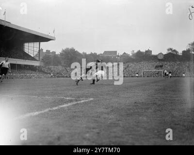 L'équipe de Prague drtaw avec Arsenal Arsenal v A C Sparta A C Sparta , l'équipe de football de Prague qui a remporté le championnat de la Coupe et de la Ligue tchécoslovaques cette année , a joué le premier match de leur tournée britannique contre Arsenal à Highbury , Londres . Le résultat a été un tirage au sort de 2-2. Photos : George Swindin , le gardien de but de l'Arsenal , sauvant Francis Hajek , l'attaquant du centre Sparte . 2 octobre 1946 Banque D'Images