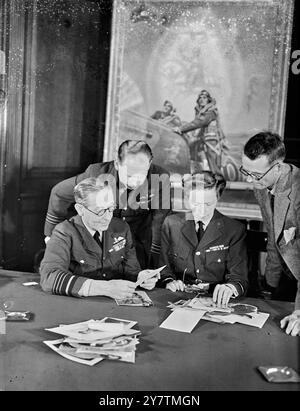 Comité SELECTIONNER les demi-finalistes de l'Air MinistryA comité s'est réuni dans la salle du Conseil du Ministère de l'Air , Whitehall , pour choisir six demi-finalistes parmi les centaines de membres de la Force aérienne auxiliaire féminine qui ont soumis des photographies dans la recherche du Ministère de l'Air pour l'affiche de recrutement idéale fille . Le comité comprenait le maréchal en chef de l'Air Sir Philip Joubert de la Ferte , le directeur des relations publiques au ministère de l'Air , Lady Welsh , le chef d'escadron P R Parker et M. William Dring , A.R.A.. Photos montre : le comité au travail dans la salle du Conseil du ministère de l'Air - le Banque D'Images