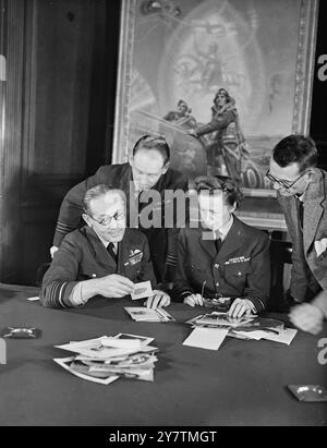 Comité SELECTIONNER les demi-finalistes de l'Air MinistryA comité s'est réuni dans la salle du Conseil du Ministère de l'Air , Whitehall , pour choisir six demi-finalistes parmi les centaines de membres de la Force aérienne auxiliaire féminine qui ont soumis des photographies dans la recherche du Ministère de l'Air pour l'affiche de recrutement idéale fille . Le comité comprenait le maréchal en chef de l'Air Sir Philip Joubert de la Ferte , le directeur des relations publiques au ministère de l'Air , Lady Welsh , le chef d'escadron P R Parker et M. William Dring , A.R.A.. Photos montre : le comité au travail dans la salle du Conseil du ministère de l'Air - le Banque D'Images