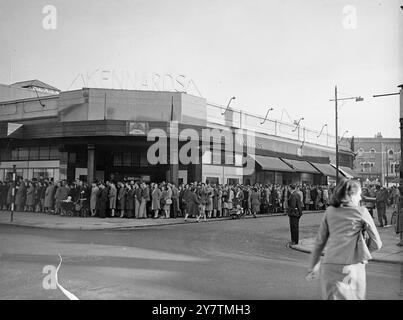 Toute la nuit, file d'attente pour des tapis et des pyjamasUne file d'attente de centaines de personnes, dont certaines avaient attendu toute la nuit, s'étiraient le long de trois côtés du grand magasin de Kennard, Wimbledon, dans l'espoir d'acheter des tapis et des tapis sans registre et des pyjamas excédentaires gouvernementaux sans coupons lors de l'ouverture du magasin . Photo montre : la longue file d'attente devant le magasin 30 septembre 1946 Banque D'Images