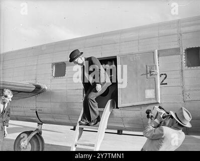 Lord Winster part pour le vol dans le moteur à réaction Lancaster Lord Winster, le ministre de l'Aviation civile, est allé pour un vol d'essai dans le premier avion de ligne assisté par jet à avoir jamais utilisé l'aéroport de Londres, Heathrow. La chemise est un Lancaster avec deux moteurs à réaction et deux moteurs à pistons de type conventionnel. Photo montre : Lord Winster descendant le Lancaster après le vol à Heathrow le 27 septembre 1946 Banque D'Images