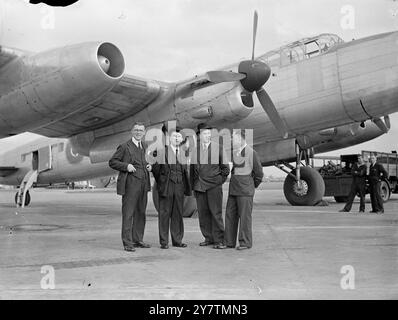 Lord Winster part pour le vol dans le moteur à réaction Lancaster Lord Winster, le ministre de l'Aviation civile, est allé pour un vol d'essai dans le premier avion de ligne assisté par jet à avoir jamais utilisé l'aéroport de Londres, Heathrow. La chemise est un Lancaster avec deux moteurs à réaction et deux moteurs à pistons de type conventionnel. Photos : Lord Winster ( deuxième à partir de la gauche) avec M. Ivor Thomas , député , secrétaire parlementaire du ministre de l'Aviation ; M. R. T. Shepherd de Rolls Royce , fabricant du moteur à réaction ; et M. Arthur Woodburn , député , sous-secrétaire parlementaire du ministère de Banque D'Images