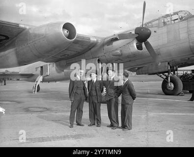 Lord Winster part pour le vol dans le moteur à réaction Lancaster Lord Winster, le ministre de l'Aviation civile, est allé pour un vol d'essai dans le premier avion de ligne assisté par jet à avoir jamais utilisé l'aéroport de Londres, Heathrow. La chemise est un Lancaster avec deux moteurs à réaction et deux moteurs à pistons de type conventionnel. Photos : Lord Winster ( deuxième à partir de la gauche) avec M. Ivor Thomas , député , secrétaire parlementaire du ministre de l'Aviation ; M. R. T. Shepherd de Rolls Royce , fabricant du moteur à réaction ; et M. Arthur Woodburn , député , sous-secrétaire parlementaire du ministère de Banque D'Images