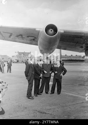 Lord Winster part pour le vol dans le moteur à réaction Lancaster Lord Winster, le ministre de l'Aviation civile, est allé pour un vol d'essai dans le premier avion de ligne assisté par jet à avoir jamais utilisé l'aéroport de Londres, Heathrow. La chemise est un Lancaster avec deux moteurs à réaction et deux moteurs à pistons de type conventionnel. Photos : Lord Winster ( deuxième à partir de la gauche) avec M. Ivor Thomas , député , secrétaire parlementaire du ministre de l'Aviation ; M. R. T. Shepherd de Rolls Royce , fabricant du moteur à réaction ; et M. Arthur Woodburn , député , sous-secrétaire parlementaire du ministère de Banque D'Images