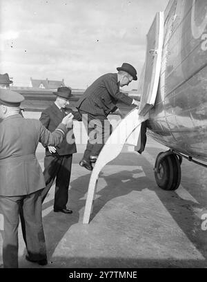 Lord Winster part pour le vol dans le moteur à réaction Lancaster Lord Winster, le ministre de l'Aviation civile, est allé pour un vol d'essai dans le premier avion de ligne assisté par jet à avoir jamais utilisé l'aéroport de Londres, Heathrow. La chemise est un Lancaster avec deux moteurs à réaction et deux moteurs à pistons de type conventionnel. Photos : Lord Winster embarquant sur le Lancaster pour le vol à Heathrow le 27 septembre 1946 Banque D'Images