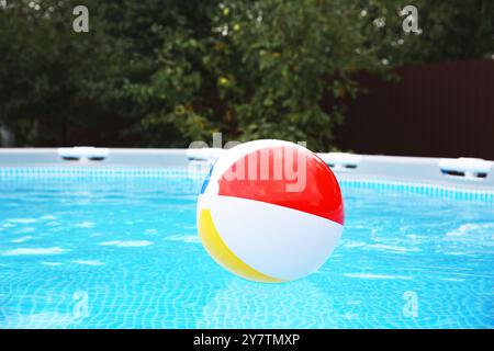 Ballon gonflable flottant sur l'eau dans la piscine hors sol à l'extérieur Banque D'Images