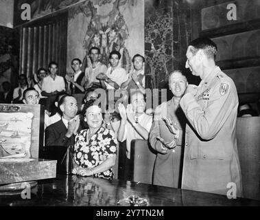 Le général Mark W Clark , commandant des forces américaines en Autriche, fait une modeste reconnaissance d'applaudissements à l'hôtel de ville de Salerne ( Italie ) , où il a été fait citoyen honoraire. Le général était retourné sur le champ de bataille de Salerne , lieu de combats acharnés de la guerre , pour participer aux cérémonies commémorant les débarquements alliés . Les habitants de Salerne lui présentèrent un parchemin et un buste et une rue fut nommée en son honneur. Près du général sur cette photo A Masola , préfet de Salerne ; Mme l Antonini et le colonel E E Hume25 septembre 1946 Banque D'Images