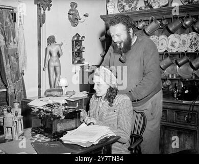 La femme du sculpteur a mélangé du béton pour la plus grande statue de tous les temps. Jack Bilbo , qui a décrit ses aventures dans le monde souterrain américain dans un livre intitulé ' J'ai porté un pistolet pour Al Capone ' et qui est maintenant un artiste occupé et propriétaire d'une galerie d'art londonienne , a réalisé avec l'aide de deux amis , Sid et Bink Harris , ce qui est considéré comme la plus grande sculpture jamais créée . La statue, représentant une femme agenouillée , est un morceau solide de pierre pesant 44 000 livres. Il fait 16 pieds de haut. Le travail effectué en secret chez M. Bilbo, Bilbo Bay, Weybridge, Surrey, et maintenant, se trouve dans son GA Banque D'Images