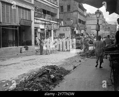 Le vice-roi voit des scènes de ruines à CalcuttaField Marshal Lord Wavell , vice-roi de l'Inde , a volé de Delhi à Calcutta et a fait un long tour de la ville pour se familiariser avec la situation , à la suite des émeutes sanglantes au cours desquelles de nombreuses personnes ont été tuées. Photos : le vice-roi, Lord Wavell ( combinaison légère) inspectant les dégâts dans une rue Calcutta lors de sa visite de la ville. Notez les gardes armés. 26 septembre 1946 Banque D'Images