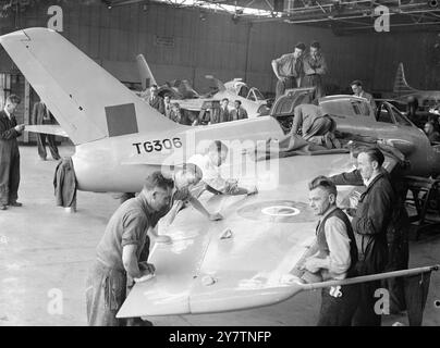 Le nouveau jet sans queue de la Grande-Bretagne a un vol d'essai - peut être plus rapide que le record du monde planedernier avion expérimental de Grande-Bretagne, le de Havilland 108 ( l'hirondelle ) qui doit être survolé le cap du record de vitesse du monde près de Littlehampton , Sussex ' pour fournir des données scientifiques ', ahd un vol d'essai préliminaire à Hatfield, Herts. L'hirondelle , qui peut s'avérer plus rapide que le double avion à réaction Gloster Meteor qui a établi le record du monde de 616 miles à l'heure, a des ailes en flèche et non pas une queue. Il est propulsé par un seul réacteur à réaction de Havilland Goblin. Photo montre : L'hirondelle ayant un fina Banque D'Images