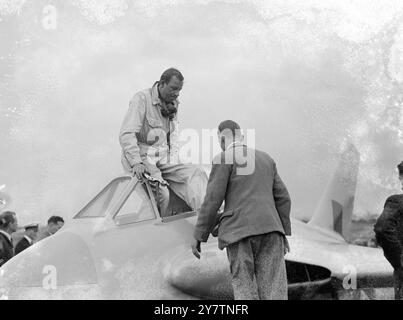 Le nouveau jet sans queue de la Grande-Bretagne a un vol d'essai - peut être plus rapide que le record du monde planedernier avion expérimental de Grande-Bretagne, le de Havilland 108 ( l'hirondelle ) qui doit être survolé le cap du record de vitesse du monde près de Littlehampton , Sussex ' pour fournir des données scientifiques ', ahd un vol d'essai préliminaire à Hatfield, Herts. L'hirondelle , qui peut s'avérer plus rapide que le double avion à réaction Gloster Meteor qui a établi le record du monde de 616 miles à l'heure, a des ailes en flèche et non pas une queue. Il est propulsé par un seul réacteur à réaction de Havilland Goblin. Spectacles photographiques : M. Geoffrey de Havilland, Banque D'Images