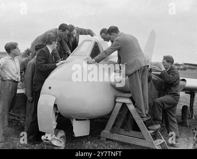 Le nouveau jet sans queue de la Grande-Bretagne a un vol d'essai - peut être plus rapide que le record du monde planedernier avion expérimental de Grande-Bretagne, le de Havilland 108 ( l'hirondelle ) qui doit être survolé le cap du record de vitesse du monde près de Littlehampton , Sussex ' pour fournir des données scientifiques ', ahd un vol d'essai préliminaire à Hatfield, Herts. L'hirondelle , qui peut s'avérer plus rapide que le double avion à réaction Gloster Meteor qui a établi le record du monde de 616 miles à l'heure, a des ailes en flèche et non pas une queue. Il est propulsé par un seul réacteur à réaction de Havilland Goblin. La photo montre : inspecter le cockpit de Banque D'Images