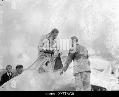 Le nouveau jet sans queue de la Grande-Bretagne a un vol d'essai - peut être plus rapide que le record du monde planedernier avion expérimental de Grande-Bretagne, le de Havilland 108 ( l'hirondelle ) qui doit être survolé le cap du record de vitesse du monde près de Littlehampton , Sussex ' pour fournir des données scientifiques ', ahd un vol d'essai préliminaire à Hatfield, Herts. L'hirondelle , qui peut s'avérer plus rapide que le double avion à réaction Gloster Meteor qui a établi le record du monde de 616 miles à l'heure, a des ailes en flèche et non pas une queue. Il est propulsé par un seul réacteur à réaction de Havilland Goblin. Spectacles photographiques : M. Geoffrey de Havilland, Banque D'Images