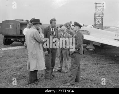 Le nouveau jet sans queue de la Grande-Bretagne a un vol d'essai - peut être plus rapide que le record du monde planedernier avion expérimental de Grande-Bretagne, le de Havilland 108 ( l'hirondelle ) qui doit être survolé le cap du record de vitesse du monde près de Littlehampton , Sussex ' pour fournir des données scientifiques ', ahd un vol d'essai préliminaire à Hatfield, Herts. L'hirondelle , qui peut s'avérer plus rapide que le double avion à réaction Gloster Meteor qui a établi le record du monde de 616 miles à l'heure, a des ailes en flèche et non pas une queue. Il est propulsé par un seul réacteur à réaction de Havilland Goblin. Photos montre : une conférence avant le S. Banque D'Images