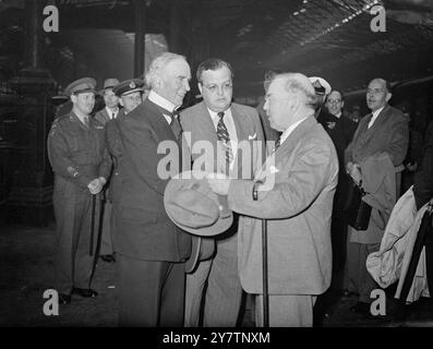 Vues générales sur l'arrivée de M. William Lyon Mackenzie King , premier ministre du Canada à la gare Euston , London1946 ?? Banque D'Images