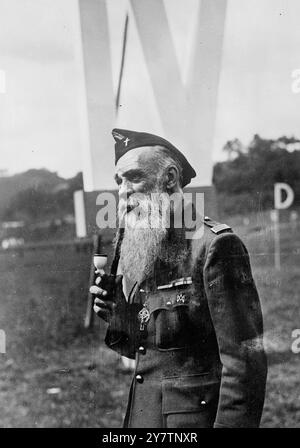 PÈLERINAGE D'ANCIENS PRISONNIERS DE GUERRE À LOURDES dans une grande démonstration de foi et d'action de grâce pour la délivrance, des centaines d'anciens prisonniers de guerre et déportés, dont beaucoup étaient invalides, ont pris part à un pèlerinage à Lourdes, en France. Photos : Père Saint-Marie, aumônier au Stalag IV d pendant cinq ans jusqu'à ce qu'il soit libéré par les Russes qui avancent, fume une pipe allemande, souvenir de sa captivité, devant le panneau indiquant son Stalag à Lourdes. Le père saint-Marie est maintenant aumônier général de la zone sud-allemande. 1946 ? Banque D'Images