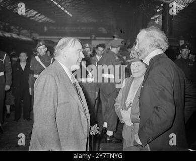 Vues générales sur l'arrivée de M. William Lyon Mackenzie King , premier ministre du Canada à la gare Euston , London1946 ?? Banque D'Images