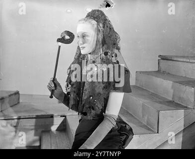 LES MILLINIERS LONDONIENS MONTRENT DES CHAPEAUX DE VICTOIRE AU MONDE entier des acheteurs du monde entier étaient présents au Saville Theatre, à londres, pour assister à un défilé de mode de 90 chapeaux conçus par les plus grands milliniers londoniens. Les modèles ont été choisis parmi les travaux de 28 designers. Photo montre : un chapeau de mystère - 'Domino' - de dentelle noire, avec de grands paillettes brodées sur son voile de dentelle noire, le domino noir parsemé de paillettes. 28 mai 1946 Banque D'Images