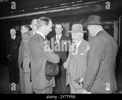 Vues générales sur l'arrivée de M. William Lyon Mackenzie King , premier ministre du Canada à la gare Euston , London1946 ?? Banque D'Images