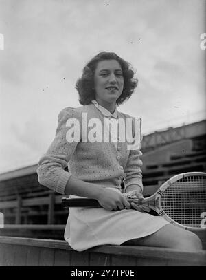 FILLE DE 17 ans ATTENDUE POUR REMPORTER LE PREMIER TITRE À WIMBLEDON Un avenir de championnat est prévu pour Miss Patsy Rogers, 17 ans, qui devrait succéder à Mme Kay (Stammers) Menzies et Jean Bostock en tant que championne junior de tennis sur gazon d'Angleterre à Wimbledon cette semaine. Mlle Rogers est la fille du capitaine F d Rogers, le professionnel du comté de Kent. Elle a commencé à jouer au tennis à l'âge de neuf ans et a remporté l'année dernière les quatre titres juniors. Elle a un puissant entraînement à travers le court jusqu'au coin de la main arrière, et depuis regarder le service des filles américaines à Wimbledon s'est entraîné à Banque D'Images