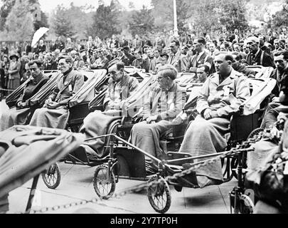 PÈLERINAGE D'ANCIENS PRISONNIERS DE GUERRE À LOURDES dans une grande démonstration de foi et d'action de grâce pour la délivrance, des centaines d'anciens prosonants de la guerre et des déportés, dont beaucoup d'entre eux handicapés, ont pris part à un pèlerinage à Lourdes, en France. Photos : ex prisonniers handicapés assis dans des chaises pour invalides devant la Grotte. 1946 Banque D'Images