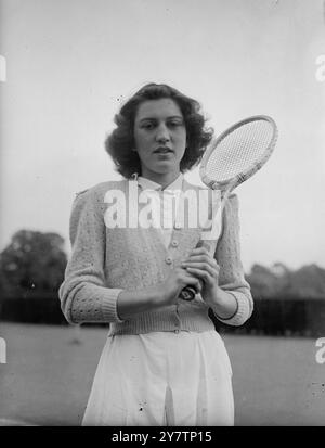 FILLE DE 17 ans ATTENDUE POUR REMPORTER LE PREMIER TITRE À WIMBLEDON Un avenir de championnat est prévu pour Miss Patsy Rogers, 17 ans, qui devrait succéder à Mme Kay (Stammers) Menzies et Jean Bostock en tant que championne junior de tennis sur gazon d'Angleterre à Wimbledon cette semaine. Mlle Rogers est la fille du capitaine F d Rogers, le professionnel du comté de Kent. Elle a commencé à jouer au tennis à l'âge de neuf ans et a remporté l'année dernière les quatre titres juniors. Elle a un puissant entraînement à travers le court jusqu'au coin de la main arrière, et depuis regarder le service des filles américaines à Wimbledon s'est entraîné à Banque D'Images