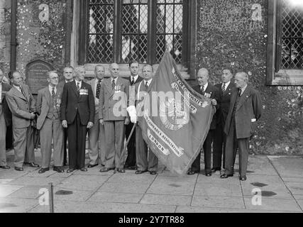 SPÉCIAL POUR LES NOUVELLES DU MATIN occidental Membres de l'Association des anciens camarades (branche londonienne) du Duke of Cornwall's Light Infantry avec leur bannière après le service de dédicace de leur couleur à la Chapelle Royale, St Peter ad Vincula dans la Tour de Londres, Londres, Angleterre. 16 juillet 1950 Banque D'Images